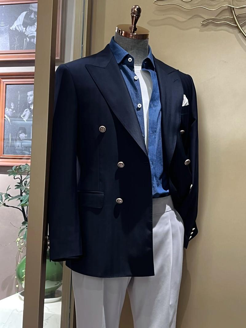 如何巧妙定制新余工作服,提升团队形象与士气?