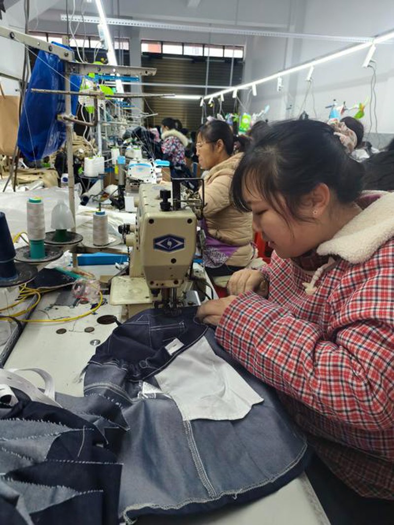 校服批发:时尚与经济的完美融合
